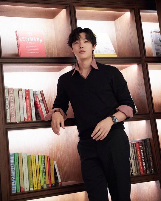 Actor Ryu Jun-yeol flaunted his warm visualsRyu Jun-yeol agency C-JeS Entertainment official Instagram posted several photos on September 20 with an article entitled Lets soothe our excitement with online eve, the day before Ryu Actor meets.Inside the picture was a picture of Ryu Jun-yeol staring at the camera with his eyes.Ryu Jun-yeols sleek jawline and stiff nose make the warm visuals even more striking, with the chic vibe of Ryu Jun-yeol also eye-catching.The fans who responded to the photos responded such as meet me tomorrow, I finally see tomorrow and cool.delay stock