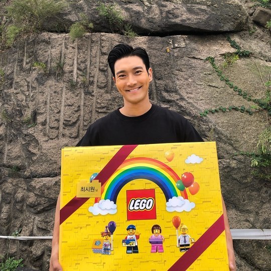 Group Super Junior member Choi Choi Siwon boasted a warm visual.Choi Choi Siwon posted a picture on his instagram on September 20 with an article entitled The beginning of a fresh autumn! I can have a good time.The photo shows Choi Siwon smiling brightly with a Legoland box, and Choi Choi Siwons distinctive features make the warm visuals more prominent.Especially, Choi Siwons mouth-tails are attracting attention.delay stock