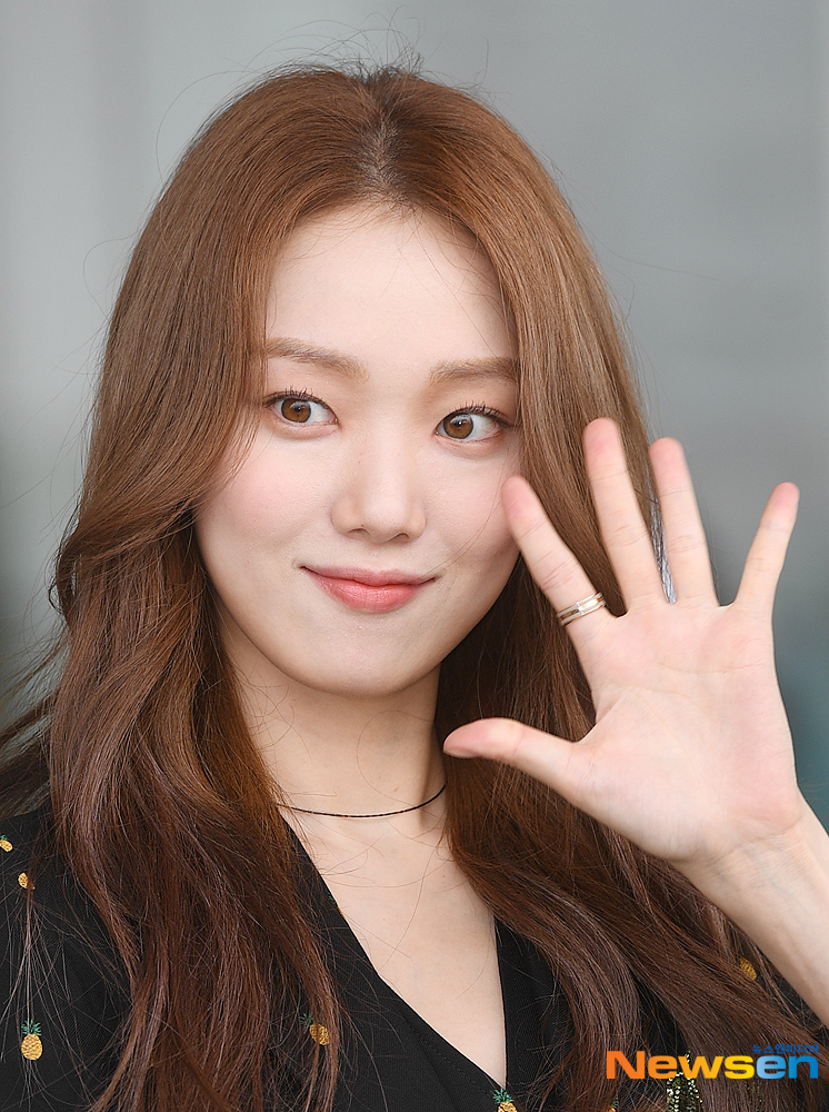 Actor Lee Sung-kyung leaves for Milan, Italy, through the Incheon International Airport in Unseo-dong, Jung-gu, Incheon, on the afternoon of September 20th.useful stock