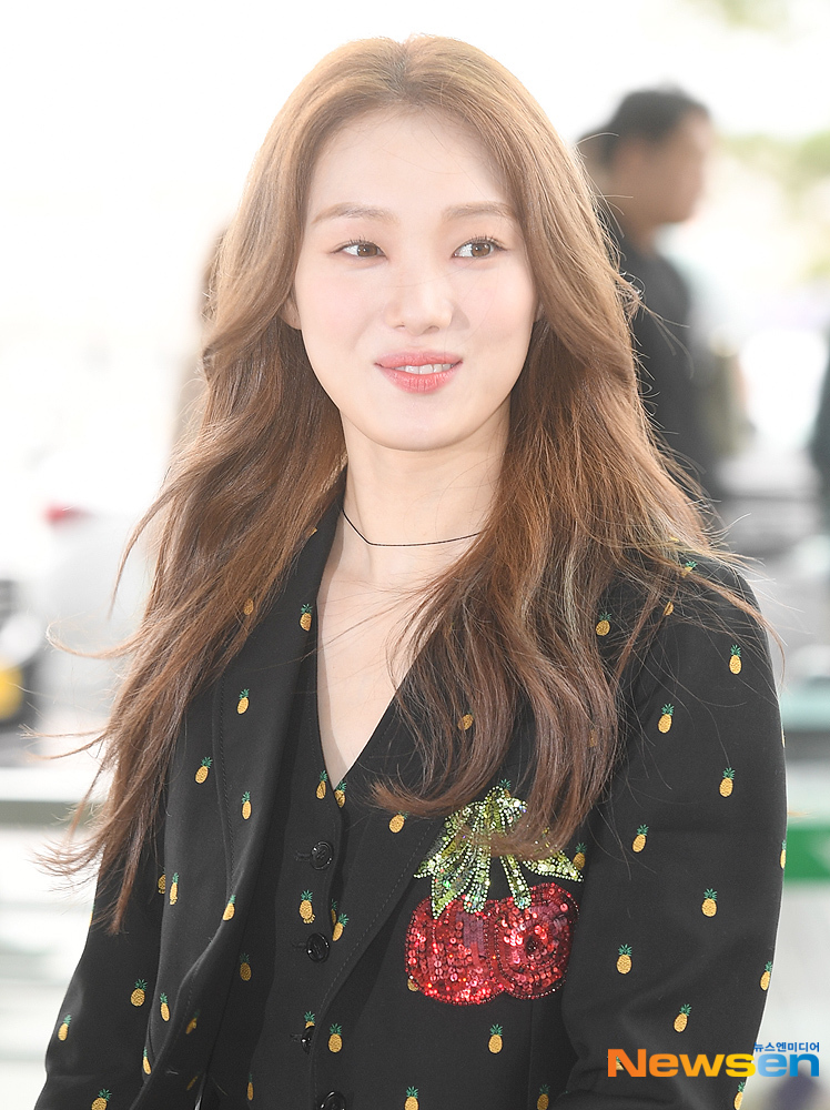 Actor Lee Sung-kyung is departing to Milan, Italy through the Incheon International Airport in Unseo-dong, Jung-gu, Incheon, on the afternoon of September 20th.useful stock