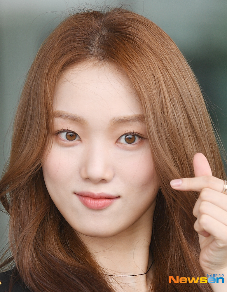 Actor Lee Sung-kyung is departing to Milan, Italy through the Incheon International Airport in Unseo-dong, Jung-gu, Incheon, on the afternoon of September 20th.useful stock
