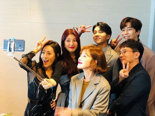 SBS new gilt drama Vagabond starring actors Bae Suzy, Lee Seung-gi, Shin Sung-rok, Hwang Bo Ra, Moon Jin-hee, director Yoo In-siks group photos were released.Bae Suzy posted a picture on her instagram on September 20 with an article entitled Harry and Go.In the photo, Bae Suzy, Lee Seung-gi, Shin Sung-rok, Hwang Bo Ra, Moon Jin-hee, and Yoo In-sik gathered to take self-portraits.The air of the five actors and the directors cheerfulness catches the eye. Bae Suzys remorseful look also stands out.The fans who responded to the photos responded such as I love Gohari, I want to see the early first broadcast song and I am unconditionally shot today.delay stock