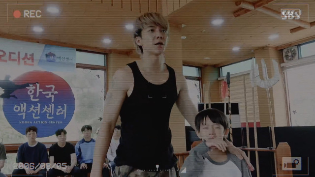 Vagabond Lee Seung-gi, Stuntman Cab Driver First Appearance For Joka Lee Seung-gi quits stuntman for niece and starts driving TaxiIn the first episode of SBSs new gilt drama Vagabond (playplayplay by Jang Young-chul, Jung Kyung-soon/directed Yoo In-sik), which aired on September 20, Cha Dal-gun (Lee Seung-gi), who started driving Taxi, was drawn.Cha Dal-gun, who dreamed of Koreas Jackie Chan, is a martial arts talent with a total of 18 stages including Taekwondo 5th stage and Hapkido 3rd stage.Cha Dal-gun, who was in the shooting without covering up the water, such as a traffic accident scene and a crash scene, was injured by this, but he lived hard for his nephew who grew up with Taekwondo Actor.Suddenly, his brother died and took over his nephew.Lee Ha-na