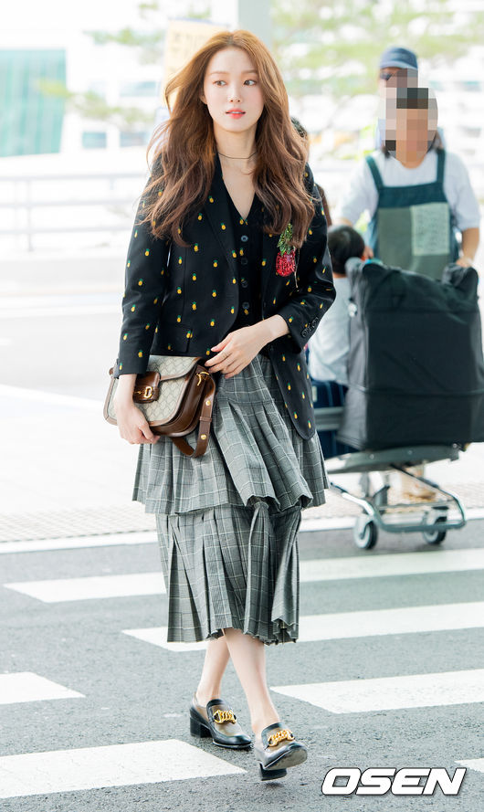 Actor Lee Sung-kyung left Incheon Airport to attend a fashion show in Italy Milan on the afternoon of the 20th.Lee Sung-kyung is heading to the departure hall.
