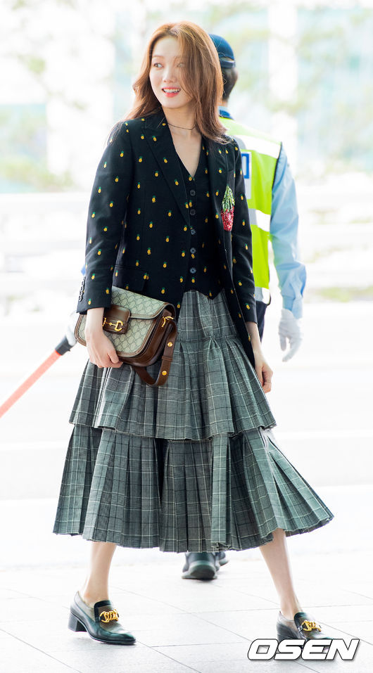 Actor Lee Sung-kyung left Incheon International Airport to attend the Fashion show in Italy Milan on the afternoon of the 20th.Lee Sung-kyung is heading to the departure hall.