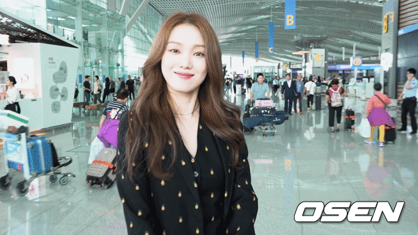 Actor Lee Sung-kyung left Incheon International Airport to attend the Fashion show in Italy Milan on the afternoon of the 20th.Lee Sung-kyung heads to the departure hall