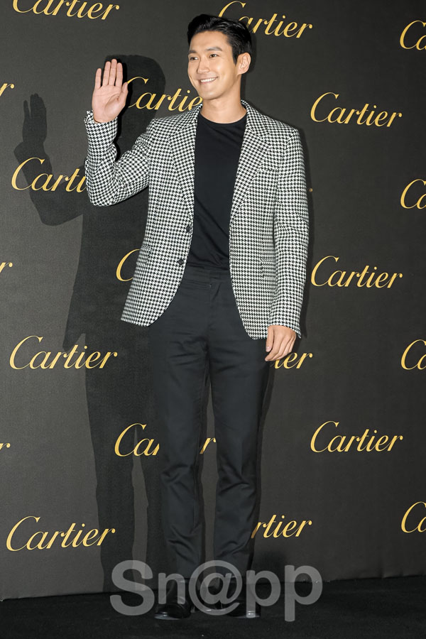 Choi Siwon poses at the Eat Just Anglu Juste un Clou party, a collection of jewelery & watch maison Cartier Iconiq jewelery at the Esfactory in Seongsu-dong on the 19th.On the other hand, in commemoration of the event, brand ambassador Actor Shin Min-ah, singer Kang Daniel, Black Pink Index, singer and actor Choi Siwon, Cha Eun-woo, Actor Jang Ki-yong, Sung Hoon, singer and actor El (Kim Myung-soo) and actor Koo Ja-sung attended the event.Written by Park Ji-ae, a photo of a fashion webzine,Choi Siwon poses at the Eat Just Anglu Juste un Clou party at the Jewelry & Watch Maison Cartier Iconiq Jewelry Collection held at the Es Factory in Seongsu-dong on the 19th.