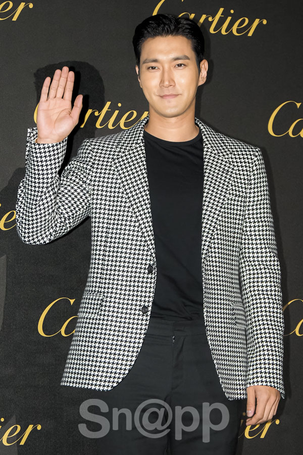 Choi Siwon poses at the Eat Just Anglu Juste un Clou party, a collection of jewelery & watch maison Cartier Iconiq jewelery at the Esfactory in Seongsu-dong on the 19th.On the other hand, in commemoration of the event, brand ambassador Actor Shin Min-ah, singer Kang Daniel, Black Pink Index, singer and actor Choi Siwon, Cha Eun-woo, Actor Jang Ki-yong, Sung Hoon, singer and actor El (Kim Myung-soo) and actor Koo Ja-sung attended the event.Written by Park Ji-ae, a photo of a fashion webzine,Choi Siwon poses at the Eat Just Anglu Juste un Clou party at the Jewelry & Watch Maison Cartier Iconiq Jewelry Collection held at the Es Factory in Seongsu-dong on the 19th.