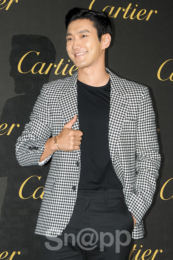 Choi Siwon poses at the Eat Just Anglu Juste un Clou party, a collection of jewelery & watch maison Cartier Iconiq jewelery at the Esfactory in Seongsu-dong on the 19th.On the other hand, in commemoration of the event, brand ambassador Actor Shin Min-ah, singer Kang Daniel, Black Pink Index, singer and actor Choi Siwon, Cha Eun-woo, Actor Jang Ki-yong, Sung Hoon, singer and actor El (Kim Myung-soo) and actor Koo Ja-sung attended the event.Written by Park Ji-ae, a photo of a fashion webzine,Choi Siwon poses at the Eat Just Anglu Juste un Clou party at the Jewelry & Watch Maison Cartier Iconiq Jewelry Collection held at the Es Factory in Seongsu-dong on the 19th.