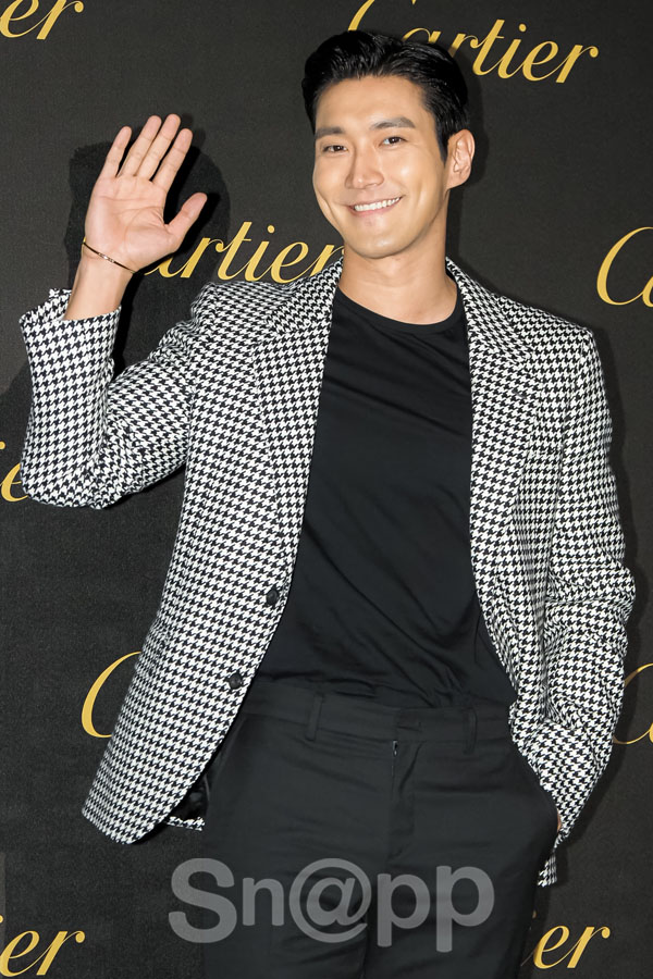 Choi Siwon poses at the Eat Just Anglu Juste un Clou party, a collection of jewelery & watch maison Cartier Iconiq jewelery at the Esfactory in Seongsu-dong on the 19th.On the other hand, in commemoration of the event, brand ambassador Actor Shin Min-ah, singer Kang Daniel, Black Pink Index, singer and actor Choi Siwon, Cha Eun-woo, Actor Jang Ki-yong, Sung Hoon, singer and actor El (Kim Myung-soo) and actor Koo Ja-sung attended the event.Written by Park Ji-ae, a photo of a fashion webzine,Choi Siwon poses at the Eat Just Anglu Juste un Clou party at the Jewelry & Watch Maison Cartier Iconiq Jewelry Collection held at the Es Factory in Seongsu-dong on the 19th.