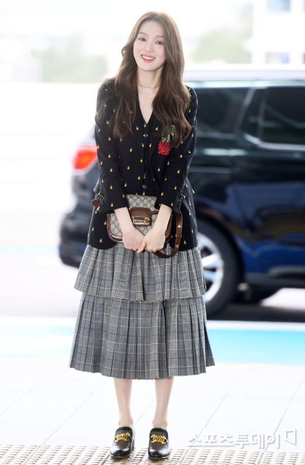 Actor Lee Sung-kyung is leaving for Milan, Italy, via the Incheon International Airport Terminal #2 on the afternoon of the 20th to attend the Fashion show