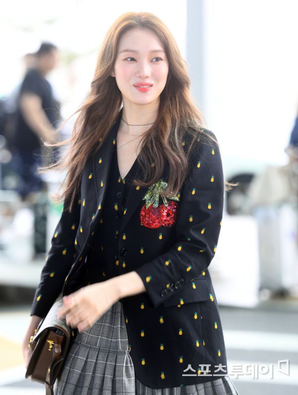 Actor Lee Sung-kyung is leaving for Milan, Italy, via the Incheon International Airport Terminal #2 on the afternoon of the 20th to attend the Fashion show