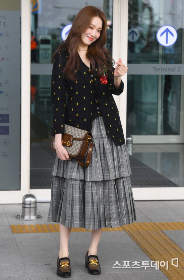 Actor Lee Sung-kyung is leaving for Milan, Italy, via the Incheon International Airport Terminal #2 on the afternoon of the 20th to attend the Fashion show.2019.09.20