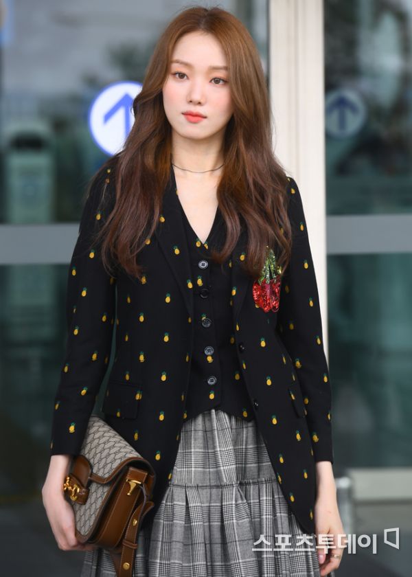 Actor Lee Sung-kyung is leaving for Milan, Italy, via the Incheon International Airport Terminal #2 on the afternoon of the 20th to attend the Fashion show.2019.09.20