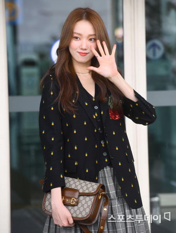 Actor Lee Sung-kyung is leaving for Milan, Italy, via the Incheon International Airport Terminal #2 on the afternoon of the 20th to attend the Fashion show.2019.09.20