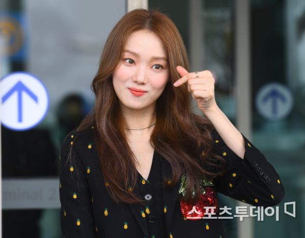 Actor Lee Sung-kyung is leaving for Milan, Italy, via the Incheon International Airport Terminal #2 on the afternoon of the 20th to attend the Fashion show.2019.09.20