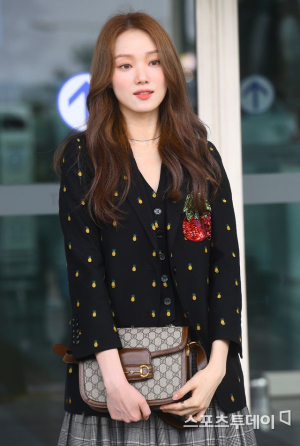 Actor Lee Sung-kyung is leaving for Milan, Italy, via the second passenger terminal of the Incheon International Airport on the afternoon of the 20th to attend the Fashion show.2019.09.20
