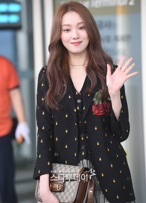 Actor Lee Sung-kyung is leaving for Milan, Italy, via the Incheon International Airport to attend the Fashion show on Tuesday afternoon.