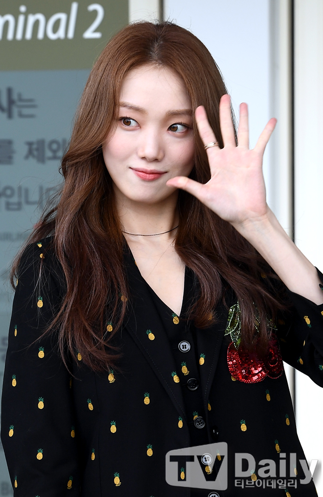 Actor Lee Sung-kyung is departing to Milan via the Incheon International Airport on Tuesday morning to attend the Fashion show.[Lee Sung-kyung Departure