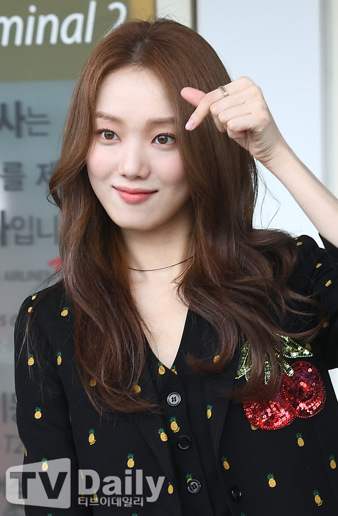Actor Lee Sung-kyung is attending the Fashion show and is departing to Milan through Incheon International Airport on the morning of the 20th.[Lee Sung-kyung Departure