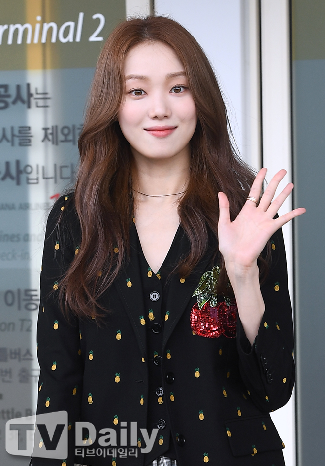 Actor Lee Sung-kyung is attending the Fashion show and is departing to Milan through Incheon International Airport on the morning of the 20th.[Lee Sung-kyung Departure