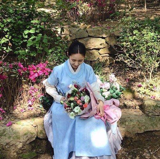 Do Cheong Soon-mi Explosion beautiful than flowersShin Se-kyungs last filming of New Entrance Officer Rookie Historian Goo Hae-ryunghas released the book.Shin Se-kyung posted photos and articles on his Instagram on Wednesday, posting: Last shot. Thank you. I love you.In the photo posted together, Shin Se-kyung is wearing a hanbok in a military costume and holding a bouquet of flowers. Shin Se-kyungs face is smiling.Shin Se-kyungs pure beauty, which captures more attention than flowers, attracts attention.In addition, Shin Se-kyung revealed his affection for the drama by releasing photos taken with the shooting staff.Shin Se-kyung is meeting with viewers as Rookie Historian Goo Hae-ryung, a cadet in MBC drama Rookie Historian Goo Hae-ryung.