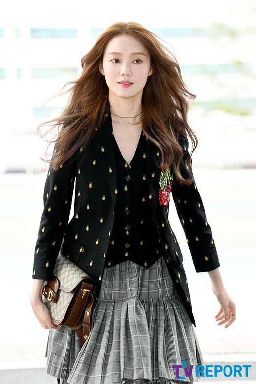 Actor Lee Sung-kyung left for Milan, Italy, via the second passenger terminal of the Incheon International Airport, attending the Fashion show on the afternoon of the 20th.