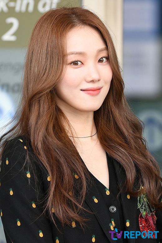 Actor Lee Sung-kyung left for Milan, Italy, via the Incheon International Airport Terminal #2 for a Fashion show on Tuesday afternoon.