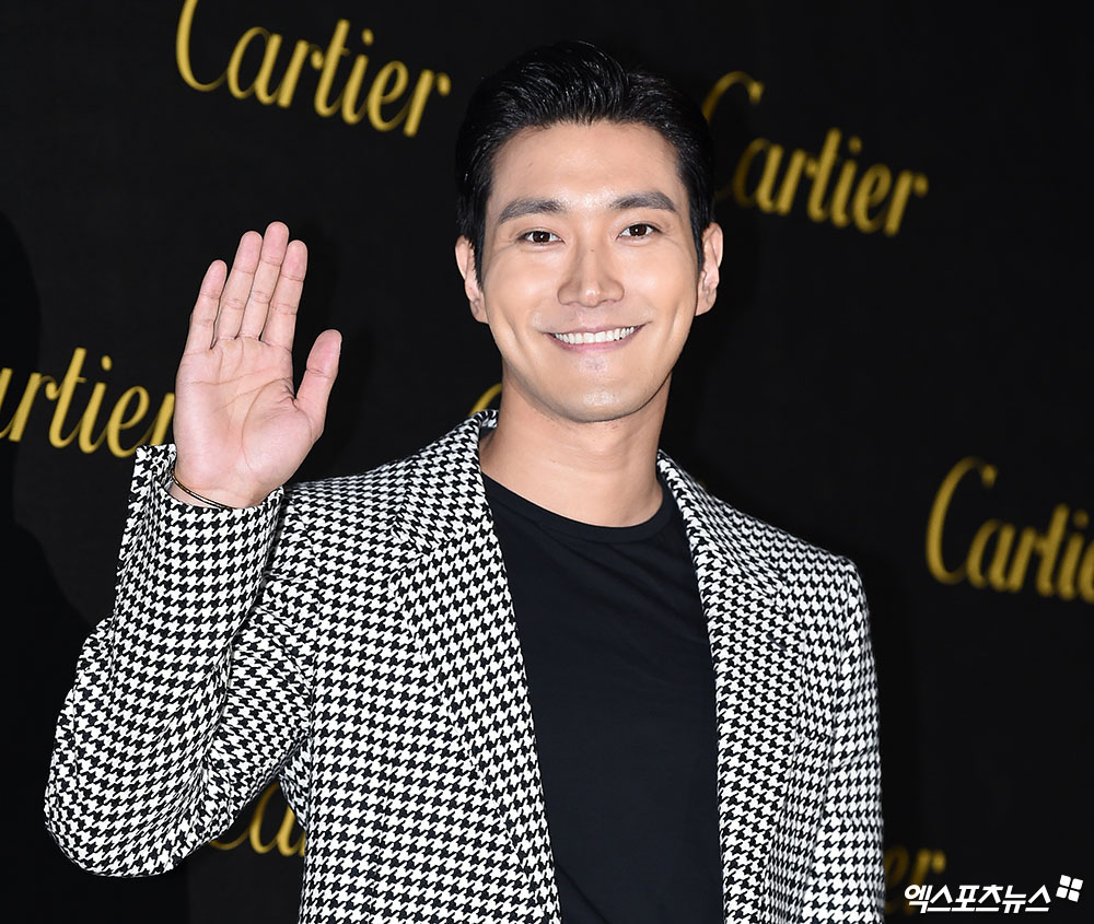 Super Junior Choi Siwon, who attended a jewelry collection Party of a jewelry brand held at the Es Factory in Seongsu-dong, Seoul on the afternoon of the 19th, has photo time.