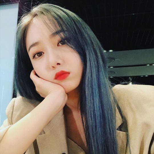 GFriend SinB has unveiled its watery Beautiful look.SinB posted a photo on the GFriend official Instagram on the 20th with an article entitled Did you upload it? SinB is looking at the camera with his chin on his chin.SinB has a long, blue-colored hair and a expressionless face. The beautiful look, which combines white skin and distinctive features, catches the eye.Meanwhile, GFriend, who belongs to SinB, acted as a mini album title song Tropical Night in July.Photo: GFriend SNS