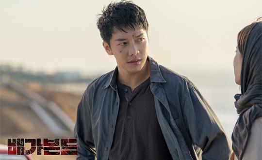 It is true that the SBS gilt drama Vagabond, which had already become a hot topic before the start, was as anxious as its expectation.Many domestic dramas have tried so-called Action Blockbuster LLC, but most of them have failed., , , , and , which are relatively recent works.These so-called blockbuster LLC dramas that featured colorful action and Sights did not have enough results even after putting a huge production cost.So there is only concern about Action Blockbuster LLC <Vagabond>, which has 25 billion won.But in the first episode, Vagabond is a premonition that it will be a fairly successful Action Blockbuster LLC.First of all, it is the action act that does not buy Lee Seung-gis body that plays the role of the main character.Lee Seung-gi, dressed in a characters clothes from Action Stuntman, increased his immersion through the fighting gods and chase gods that he showed in Morocco facing terrorists.In particular, Parkur Action, which chases terrorists who run away from buildings, has produced scenes that can not be taken off their eyes.The scene of jumping over a car running from the top of the building, or hanging on to the car, entering the car and fighting was never an easy action.Actors have suffered particularly, said Yoo In-sik at the production presentation, adding that in a safe scene, I did it myself, but Lee Seung-gi did it himself in the gods jumping from buildings and in the gods hanging from cars.Of course, the story structure of  is simple and clear.Judo, Jujitsu, Kendo, Boxing, etc. As a stuntman in the 18th stage of comprehensive martial arts, Cha Dal-gun, who dreamed of martial arts director, traces the truth of the accident of his nephews passenger plane.Here, as the NIS agent Ko Hae-ri (Bae Su-ji) joins together, the story expands to a story that uncovers the defense corruption behind it.It is a simple and clear composition, but it is easy to immerse.The motives of agents such as the confessionals are likely to become clear in that there is a clear motive for the death of the only family nephew, and the terrorist attacks of the unincorporated businessmen disguised in the Planes accident are revealed little by little.The important thing is how to show this simple and clear story realistically.Fortunately, the authors of Jang Young-chul and Jeong Kyung-soon have been in line with the works such as Giant, Salariman Chohanji, and Dons Avatar. Director Yoo In-sik, who has been recognized for his solid production power with works such as Miss Cop and Romantic Doctor Kim Sabu, is making clear Sights with realistic action production of Vagabond.If you have preheated the Sights of this work with various stunt actions that show the character of Cha Dal-geon, the scenes that are not exaggerated to say that it is a movie from the Planes crash god are filled tightly.The high expectation of works filled with cool action and sights rather than complex stories on Friday evening has already been proven by the Heat Blood Priest, which was first organized at this time and had a 20% audience rating.If the first density of the Sights can be filled up, the Vagabond may reproduce the success of the Fever Death.Can Vagabond continue this overwhelming immersion?If Vagabond, which filled an hour with Lee Seung-gis action alone, is made a success story, we will be able to confirm that the Blockbuster LLC drama is no longer a bog of failure.The desire for the Sights we have in the drama is also demanding the level of the movie.columnistVagabond, Lee Seung-gis action alone is a full hour