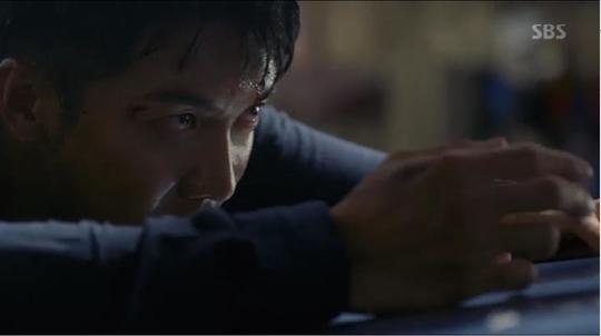 Vagabond took control of the house theater with a restless development.In the first episode of SBSs new gilt drama Vagabond (VAGABOND) (playplayplay by Jang Young-chul Young Young-sung, director Yoo In-sik / production Celltrion Entertainment CEO Park Jae-sam), which aired on September 20, Cha Dal-gun (Lee Seung-gi), who lost his nephew in a crash of a civilian port plane to Morocco, leaves for Morocco as a member of his family It contains the first meeting with the NIS black agent Gohari (Bae Su-ji), who disguised himself as an employee of the states Morocco embassy.Chadalgan recognized the face of Jerome (Yoo Tae-oh), a plane passenger and only survivor at Morocco Airport, and despite the high tide of the confession, he was fiercely chased after Jerome and fiercely fought Friday night.The first broadcast of Vagabond was filled with 60 minutes of running time, constantly unfolding spectacular sights on a large scale that was not seen in previous Korean dramas.Director Yoo In-sik gave a persuasive power to Kahaani by linking various attractive characters in three dimensions with events of large scale, and Jang Young-chul - Jeong Gyeong-sun writer also developed a series of processes after the civil plane crash with solid writing power.Here, director Lee Gil-bok made his eyes happy with the sense of outstandingness that fits the background of Moroccos grace with Kahaani.Above all, Lee Seung-gi led most of his first stake and played a big role in hard carry throughout the play.Lee Seung-gi showed off his various hard work stunt skills, such as breaking bricks with his head, fighting bare fists, racing the streets with motorcycles, and overthrowing cars, perfecting the hot stuntman Chadal Gun dreaming of Jackie Chan.In addition to this, he was an uncle who was responsible for the livelihood of his deceased brother, his nephew, Hoon, who gave a laugh without a nephew, and after losing his nephew in an unexpected accident, he was angry with the sadness that he could not control and spread the drama and the dramatic emotional acting.The best was the action scenes unfolded at Morocco.Skipping between buildings, rushing over the bonnet of a running car, hanging on a car running at full speed, blowing a window with a bare fist, and continuing to digest high-intensity action scenes that were not seen in previous Korean dramas.The reservoir is a black agent, Gohari, who works as a contract worker at the Morocco Korean Embassy while hiding his status as an NIS employee.He was pretending to be a contract worker of a non-senseless contract, such as appearing late and youthful at the meeting time, laughing brightly, and expressing the dilemma of Black agent who had to hide his identity and identity by performing the mission with the ambassador I will return and send it right now with a sudden expression as everyone escaped after the meeting.The reservoir will appear in earnest from the second inning, and will lead Kahaani in a confrontation with Lee Seung-gi and sometimes cooperate with him to further imprint his presence.Moon Jung-hee, the head of Asia at defense industry John Enmark, appeared in a white suit with a dignified force, presenting in fluent English at the next generation fighter briefing session, and exploded the intense charisma Lady Crush.In particular, when he had an unexpected difficulty in winning a fighter contract, he put Michael, vice president of John Enmark, a former CIA, in front of him and shouted, If I do not get a contract, I will be destroyed, and you are all destroyed.Park Su-in