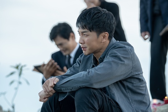 The joint Tribute now scene of the beach was captured by Vagabond Lee Seung-gi and the ship Bae Suzy.The first episode of SBSs new gilt drama Vagabond (VAGABOND) (playplayplay by Jang Young-chul, Jeong Kyung-soon, director Yoo In-sik / production Celltrion Entertainment representative Park Jae-sam), which was first broadcast on September 20, fully proved what the dignity of the masterpiece is by filling 60 minutes of running time with spectacular sights and exciting developments on a large scale.As a countermeasure, the ratings of the first, second and third parts of the show were 6.7%, 8.8%, and 11.5%, respectively, based on the Nielsen Korea metropolitan area (hereinafter the same), and the last Lee Seung-gis explosive action sequence rose to 13.94% of the highest audience rating, and it rose to the top of all programs including terrestrial, cable and general broadcasts.Above all, in the first episode, Lee Seung-gi, who lost his nephew in a crash of a civil port passenger plane to Morocco, left for Morocco as a member of the bereaved family, where he met with the first NIS black agent, Gohari (Bae Suzy), disguised as an employee of the Morocco Embassy in the state.Chadalgan recognized the face of Jerome (Yoo Tae-oh), a passenger plane passenger and only survivor at Morocco Airport, and fought fiercely after fiercely pursuing Jerome despite the disarray of Gohari.In the second episode, which will air on the 21st, Lee Seung-gi and Bae Suzy will unveil the joint Tribute Now scene on the beach with a solemn mindset, which will make even the feelings of the viewer boil.On the side of the endless Morocco beach, there is a full Taegeukgi, a teddy bear, chrysanthemum flowers, and hand letters, and a group of families dressed in dark clothes, including Cha Dal-gun and Bae Suzy, are looking at the sea with a look full of sadness and cylinder. I try to hold my tears, but eventually I wrap my face and put my neck on my neck and weep.And the confession, who stood behind him with his head tied to his face without a toilet, also gathered his hands with tears in his big eyes and watched silently, and shook his head as if he could not look at it.After confirming the existence of Jerome, Cha Dal-gun was in a fierce chase with doubts behind the explosion of the civilian passenger plane.I wonder how Cha Dal-gun, who survived as a life-long life on a cliff and roared in anger and despair, could come to Tribute now, and what choice and action Jerome would have missed in front of him.The scene of Lee Seung-gi and Bae Suzys Joint Tribute Now was filmed on a beach in Morocco.As the solemn and heavy film was a solemn and heavy film that honored the souls of the dead and expressed sadness, the atmosphere was so solemn and serious throughout the process that Lee Seung-gi and Bae Suzy also arrived at the scene early to check the shooting scenes and showed authenticity that minimized all movements and conversations to calm their emotions.As the filming began, all the actors raised their emotions and burst into wailing noises here and there, and some of the crew members who watched them stole tears.Moreover, most of the shooting, including Lee Seung-gi and Bae Suzy, left a deep lull in the sad feeling for a while and could not leave the scene.Park Su-in