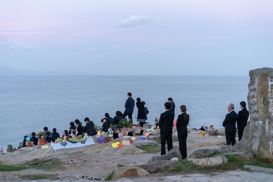 The joint Tribute now scene of the beach was captured by Vagabond Lee Seung-gi and the ship Bae Suzy.The first episode of SBSs new gilt drama Vagabond (VAGABOND) (playplayplay by Jang Young-chul, Jeong Kyung-soon, director Yoo In-sik / production Celltrion Entertainment representative Park Jae-sam), which was first broadcast on September 20, fully proved what the dignity of the masterpiece is by filling 60 minutes of running time with spectacular sights and exciting developments on a large scale.As a countermeasure, the ratings of the first, second and third parts of the show were 6.7%, 8.8%, and 11.5%, respectively, based on the Nielsen Korea metropolitan area (hereinafter the same), and the last Lee Seung-gis explosive action sequence rose to 13.94% of the highest audience rating, and it rose to the top of all programs including terrestrial, cable and general broadcasts.Above all, in the first episode, Lee Seung-gi, who lost his nephew in a crash of a civil port passenger plane to Morocco, left for Morocco as a member of the bereaved family, where he met with the first NIS black agent, Gohari (Bae Suzy), disguised as an employee of the Morocco Embassy in the state.Chadalgan recognized the face of Jerome (Yoo Tae-oh), a passenger plane passenger and only survivor at Morocco Airport, and fought fiercely after fiercely pursuing Jerome despite the disarray of Gohari.In the second episode, which will air on the 21st, Lee Seung-gi and Bae Suzy will unveil the joint Tribute Now scene on the beach with a solemn mindset, which will make even the feelings of the viewer boil.On the side of the endless Morocco beach, there is a full Taegeukgi, a teddy bear, chrysanthemum flowers, and hand letters, and a group of families dressed in dark clothes, including Cha Dal-gun and Bae Suzy, are looking at the sea with a look full of sadness and cylinder. I try to hold my tears, but eventually I wrap my face and put my neck on my neck and weep.And the confession, who stood behind him with his head tied to his face without a toilet, also gathered his hands with tears in his big eyes and watched silently, and shook his head as if he could not look at it.After confirming the existence of Jerome, Cha Dal-gun was in a fierce chase with doubts behind the explosion of the civilian passenger plane.I wonder how Cha Dal-gun, who survived as a life-long life on a cliff and roared in anger and despair, could come to Tribute now, and what choice and action Jerome would have missed in front of him.The scene of Lee Seung-gi and Bae Suzys Joint Tribute Now was filmed on a beach in Morocco.As the solemn and heavy film was a solemn and heavy film that honored the souls of the dead and expressed sadness, the atmosphere was so solemn and serious throughout the process that Lee Seung-gi and Bae Suzy also arrived at the scene early to check the shooting scenes and showed authenticity that minimized all movements and conversations to calm their emotions.As the filming began, all the actors raised their emotions and burst into wailing noises here and there, and some of the crew members who watched them stole tears.Moreover, most of the shooting, including Lee Seung-gi and Bae Suzy, left a deep lull in the sad feeling for a while and could not leave the scene.Park Su-in