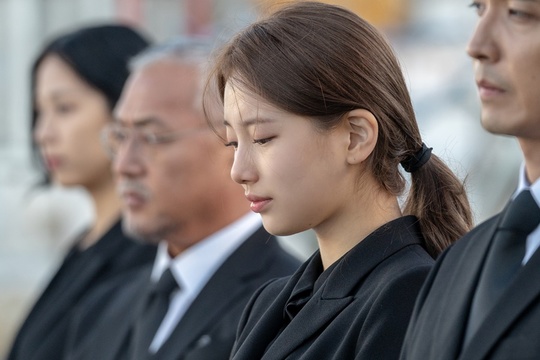 The joint Tribute now scene of the beach was captured by Vagabond Lee Seung-gi and the ship Bae Suzy.The first episode of SBSs new gilt drama Vagabond (VAGABOND) (playplayplay by Jang Young-chul, Jeong Kyung-soon, director Yoo In-sik / production Celltrion Entertainment representative Park Jae-sam), which was first broadcast on September 20, fully proved what the dignity of the masterpiece is by filling 60 minutes of running time with spectacular sights and exciting developments on a large scale.As a countermeasure, the ratings of the first, second and third parts of the show were 6.7%, 8.8%, and 11.5%, respectively, based on the Nielsen Korea metropolitan area (hereinafter the same), and the last Lee Seung-gis explosive action sequence rose to 13.94% of the highest audience rating, and it rose to the top of all programs including terrestrial, cable and general broadcasts.Above all, in the first episode, Lee Seung-gi, who lost his nephew in a crash of a civil port passenger plane to Morocco, left for Morocco as a member of the bereaved family, where he met with the first NIS black agent, Gohari (Bae Suzy), disguised as an employee of the Morocco Embassy in the state.Chadalgan recognized the face of Jerome (Yoo Tae-oh), a passenger plane passenger and only survivor at Morocco Airport, and fought fiercely after fiercely pursuing Jerome despite the disarray of Gohari.In the second episode, which will air on the 21st, Lee Seung-gi and Bae Suzy will unveil the joint Tribute Now scene on the beach with a solemn mindset, which will make even the feelings of the viewer boil.On the side of the endless Morocco beach, there is a full Taegeukgi, a teddy bear, chrysanthemum flowers, and hand letters, and a group of families dressed in dark clothes, including Cha Dal-gun and Bae Suzy, are looking at the sea with a look full of sadness and cylinder. I try to hold my tears, but eventually I wrap my face and put my neck on my neck and weep.And the confession, who stood behind him with his head tied to his face without a toilet, also gathered his hands with tears in his big eyes and watched silently, and shook his head as if he could not look at it.After confirming the existence of Jerome, Cha Dal-gun was in a fierce chase with doubts behind the explosion of the civilian passenger plane.I wonder how Cha Dal-gun, who survived as a life-long life on a cliff and roared in anger and despair, could come to Tribute now, and what choice and action Jerome would have missed in front of him.The scene of Lee Seung-gi and Bae Suzys Joint Tribute Now was filmed on a beach in Morocco.As the solemn and heavy film was a solemn and heavy film that honored the souls of the dead and expressed sadness, the atmosphere was so solemn and serious throughout the process that Lee Seung-gi and Bae Suzy also arrived at the scene early to check the shooting scenes and showed authenticity that minimized all movements and conversations to calm their emotions.As the filming began, all the actors raised their emotions and burst into wailing noises here and there, and some of the crew members who watched them stole tears.Moreover, most of the shooting, including Lee Seung-gi and Bae Suzy, left a deep lull in the sad feeling for a while and could not leave the scene.Park Su-in