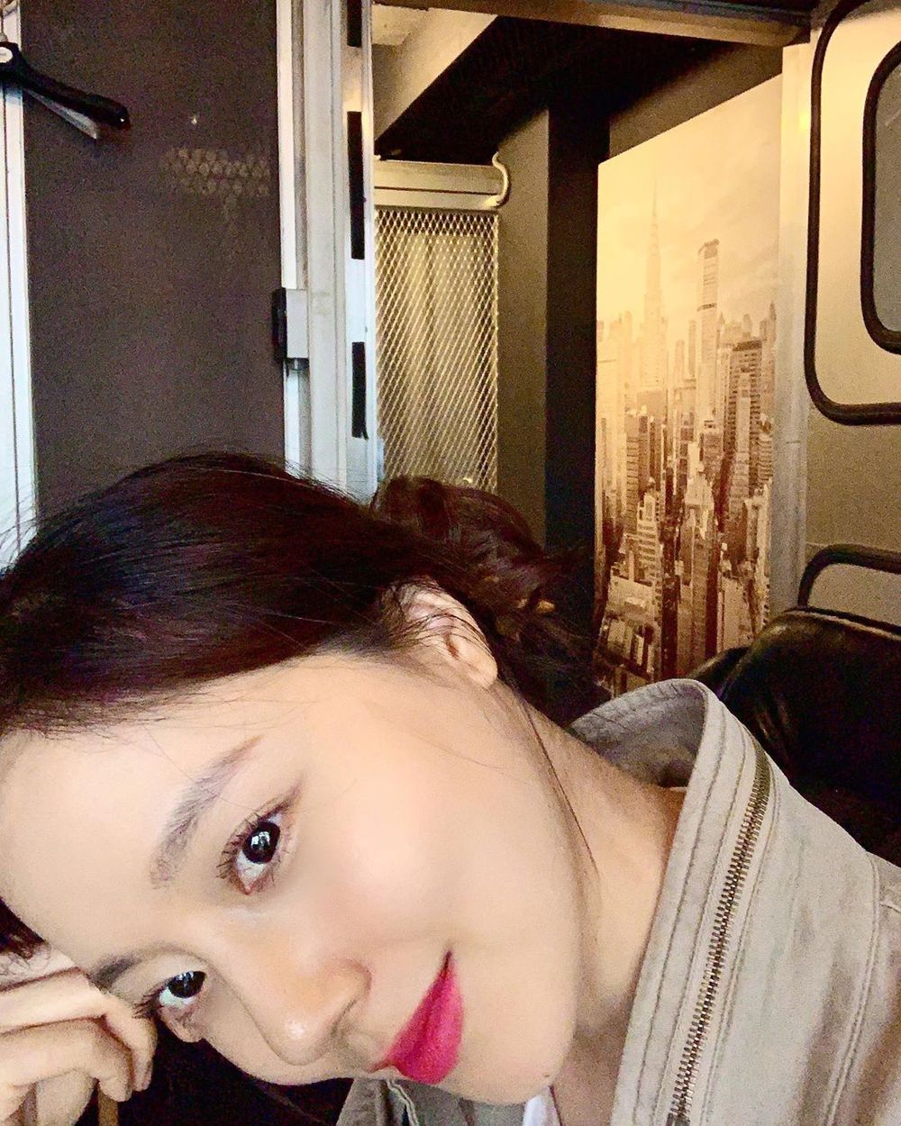 Actor Moon Chae-won boasted a sweet Beautiful looks.Moon Chae Won posted a picture on his instagram on September 21 with an article entitled Do you think there is a power of positiveness? I wonder. Fall is coming.In the open photo, Moon Chae Won is looking at the camera with his affectionate eyes, with an atmosphere of autumn.Despite being a close-knit Selfie, Moon Chae-won, who boasts clean skin like a drawing paper, admires the viewers.Park So-hee