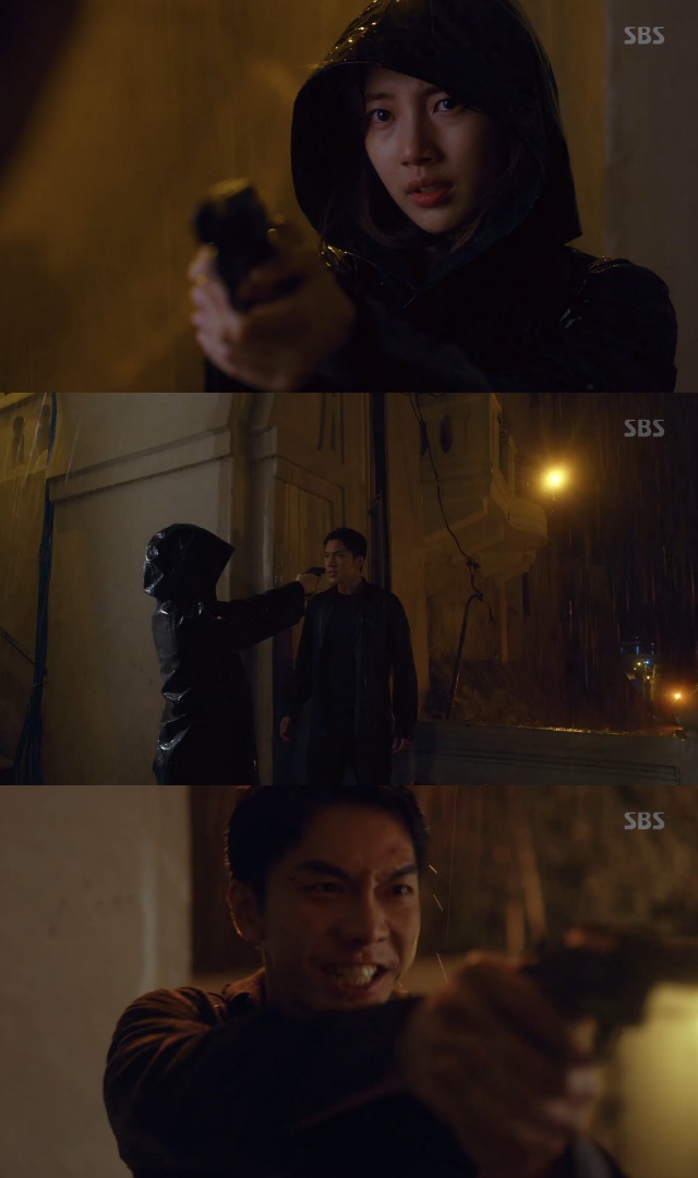 Bae Suzy finds Identity out for Lee Seung-giIn the second episode of SBSs new gilt drama Vagabond (playplayed by Jang Young-chul, Jung Kyung-soon/directed by Yoo In-sik), which aired on September 21, the figure of Bae Suzy, who points a gun at Cha Dal-gun (Lee Seung-gi), was drawn.Chadalgan called on people to check CCTV, claiming the plane crash was a terror attack.The bereaved families checked the CCTV together, but there was another person in the video, who claimed that the video was manipulated, but no one tried to hear it.Then he left for the mission. Chadalgan found the lodging where he stayed, saying he had something for the Confessor.What are you doing here? said the confession, pointing the gun at Chadalgans head.Lee Ha-na