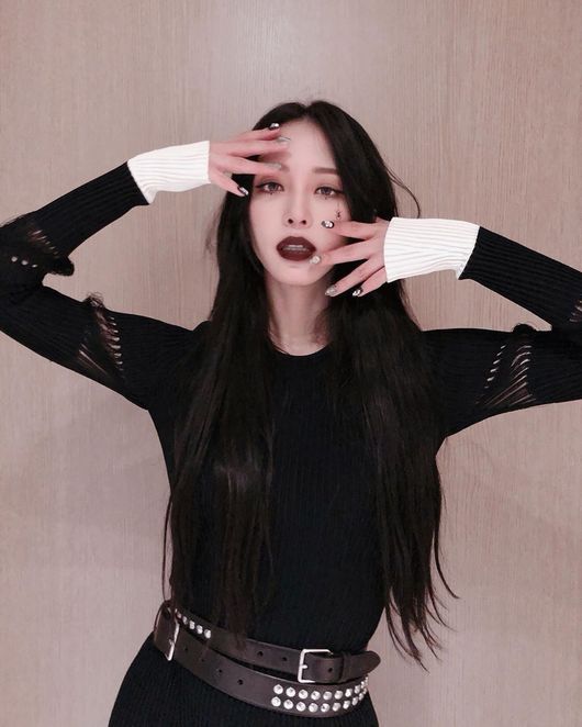 Actor Han Ye-seul flaunted her outstanding beautiful looksHan Ye-seul posted four photos on his Instagram on the 21st.Han Ye-seul in the public photo makes a make-up reminiscent of a vampire and Celebratory photo, Han Ye-seul added shades with a dark red shadow, and filled his lips with a blood lipstick, as well as drawing spiders under his left eye tail.Han Ye-seul boasts a horror make-up, but also a beautiful look that anyone can see, especially the Chunjang Lip that is hard to match.Han Ye-seul will take MC in MBC entertainment program Sisters Rice Long which has recently been decided to be regular.Han Ye-seul Instagram