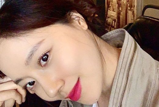 Actor Moon Chae-won showed off her luxurious vibeOn the 21st, Moon Chae-won posted a picture on his Instagram with an article entitled Is there a power of positive? I wonder. Autumn is coming.In the photo, Moon Chae-won, who is staring at the camera with his head bent at an angle, is shown.Not only does it boast a distinctive beauty with a distinctive feature, but it also has a deep chestnut hair to make the atmosphere of autumn.Moon Chae-won played the role of Seon Ok Nam in TVN Kyeryong Sunnyeojeon which last December, and met with Yoon Hyun-min.