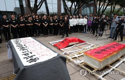 탈북민 모자 추모하는 시민들 (서울=연합뉴스) 김주성 기자 = 21일 오후 서울 광화문 교보문고 앞에서 지난 7월 말 임대아파트에서 숨진 탈북민 모자를 추모하는 노제가 열리고 있다. 2019.9.21      utzza@yna.co.kr