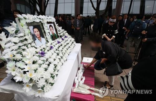 탈북민 모자 추모 (서울=연합뉴스) 김주성 기자 = 21일 오후 서울 광화문 교보문고 앞에서 지난 7월 말 임대아파트에서 숨진 탈북민 모자를 추모하는 행사가 열리고 있다. 2019.9.21