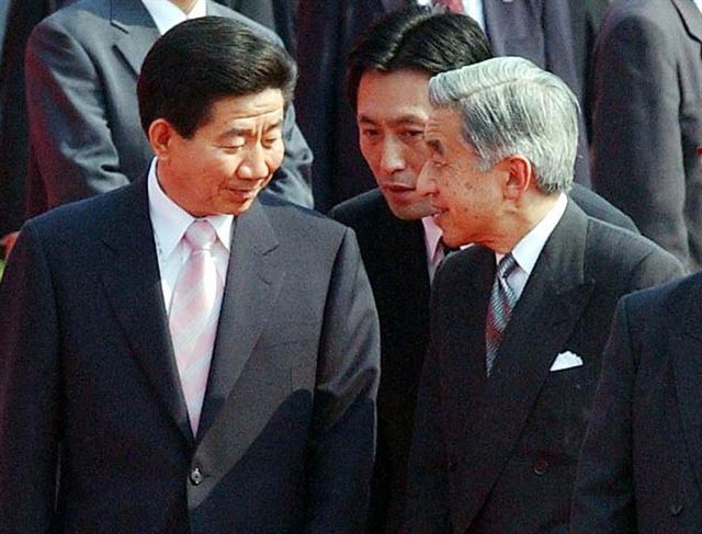 2003년 6월 방일한 노무현 전 대통령의 공식 환영식에서 노 전 대통령과 아키히토 당시 일왕이 대화를 나누고 있다. 도쿄=오대근기자