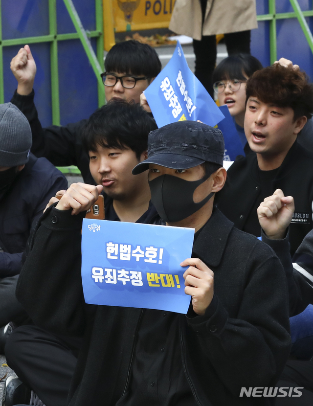 【서울=뉴시스】최진석 기자 = 인터넷 카페 '당신의 가족과 당신의 삶을 지키기 위하여'(당당위) 회원들이 지난해 10월27일 오후 서울 종로구 혜화역 인근에서 '부산지법 동부지원의 곰탕집 성추행 유죄 판결 비판 집회'를 하고 있다. 2019.09.22. myjs@newsis.com