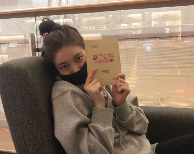 Actor Bae Suzy launches Vagabond promotionBae Suzy posted a picture on his Instagram on the 22nd with an article entitled Yesterday Should catch the premiere? Expect next week.In the photo, Bae Suzy looks at the camera with the script of the SBS gilt drama Vagabond (playplayplay by Jang Young-chul and director Yoo In-sik).Bae Suzys daily life, which creates a comfortable atmosphere with comfortable hooded and natural hairstyle, catches the eye.Bae Suzy is appearing as Gohari in Vagabond