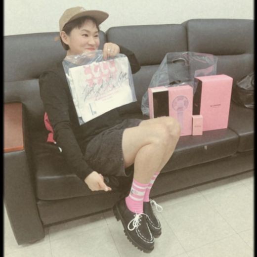 Broadcaster Kim Shin-Young was excited about meeting with group BLACKPINK.Kim Shin-Young released a photo of BLACKPINK on Instagram on the 22nd.Kim Shin-Young, who is in charge of BLACKPINKs fan meeting society, seems to have commemorated it.In the photo, Kim Shin-Young is smiling with a succulent smile while posing like BLACKPINK.Kim Shin-Young also matched black shoes and pink socks to express BLACKPINK in a sense.Kim Shin-Young said, #BLACKPINK # Blink # Goods Gift # Blpping with your seniors!!!! # 3 Years of congratulations on the first fan meeting and thank you for calling me. # Private stage twern (genderful version) Blinks are also together. # Celeb Five # Anbon Snow Pose # Clothes Black Shoe + Pink Socks He added.