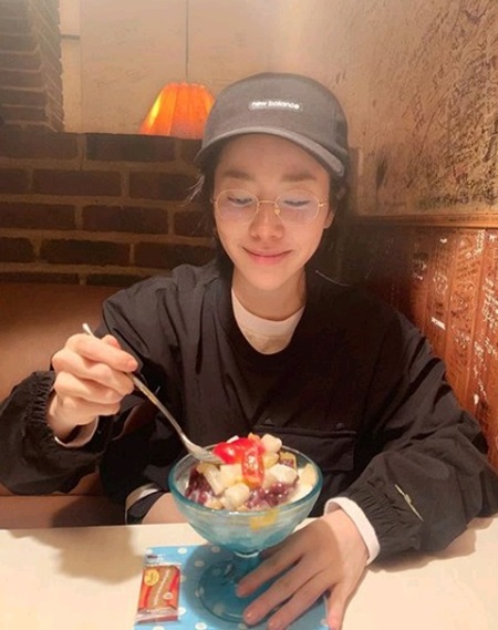 Actor Han Ji-min has revealed his latest situation.On the 22nd, Han Ji-min posted a picture on his instagram with an article entitled Summer End of the Red Bean.The photo shows Han Ji-min, who is eating red bean curd in a modest outfit with glasses on his hat, and the innocence that comes out of the picture is captivating even though it is not greatly decorated.Han Ji-min participated in the narration of the movie Kim Bok-dong released on August 8th.Photo = Han Ji-min Instagram