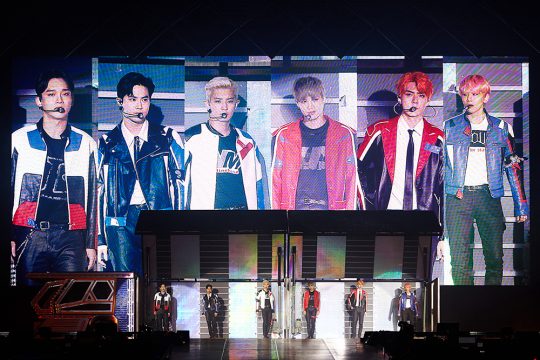 Group EXO (EXO) successfully completed its solo concert at Bangkok.EXO held a solo concert at Bangkok Impact Arena in Thailand on the 20th ~ 22nd.It is a concert that harmonizes various genres of music, dynamic choreography and colorful stage production, and attracted 33,000 viewers over three days.In this performance, EXO sang 23 new songs including Run, Addiction, CAL ME BABY, Monster, Power, Tempo, Love Shot, Damage, Oasis and Ill stay here.Fans cheered EXO with a strong fanlight, especially on the 21st, when they sang a celebration song together for the birthday member Chen and organized a slogan event.EXO will continue its solo concert at Taipei Arena on the 28th and 29th.