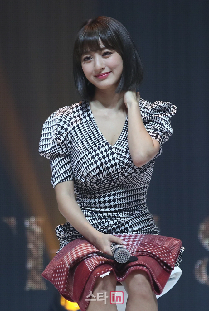 [포토]지효, '목에 담이 왔어요'