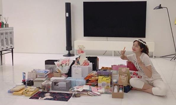 Sung Yu-ri has shown affection for fans.Sung Yu-ri posted a picture on his SNS on the 23rd with an article entitled Thank you Friends, I will read all the letters.In the photo, Sung Yu-ri is making a happy look next to the piled gifts.Especially, the headband of white flowers worn by Sung Yu-ri added his innocent charm.Meanwhile, Sung Yu-ri is active in the JTBC entertainment program Camping Club.