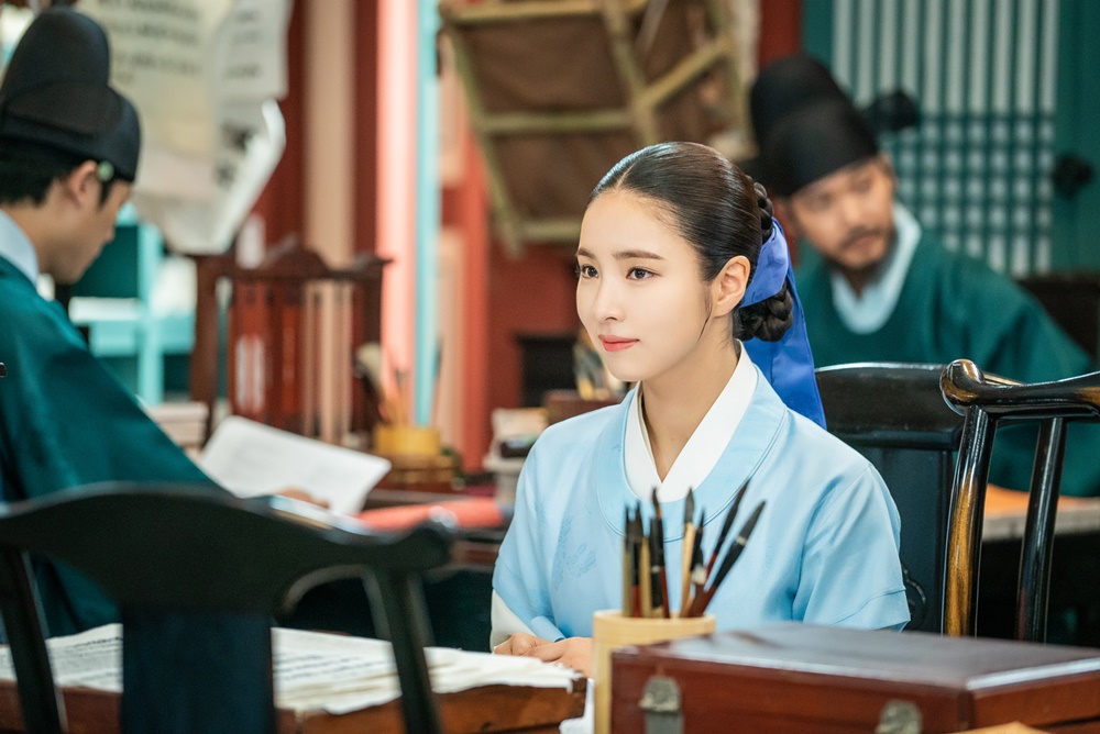 The new employee, Na Hae-ryung, unveiled goodbye behind-the-scenes cuts such as Shin Se-kyung, Cha Eun-woo and Park Ki-woong.A brilliant record of six months from warm spring to hot summer to cool autumn is expected to be the end of this week.The MBC drama Na Hae-ryung (played by Kim Ho-su / directed by Kang Il-su, Han Hyun-hee / produced by Chorokbaem Media) was the first problematic first lady of Joseon () Na Hae-ryung (Shin Se-kyung) and the Phil of Prince Lee Rim (Cha Eun-woo) Full romance annals.Park Ki-woong, Lee Ji-hoon, Park Ji-hyun and other youth actors such as Kim Yeo-jin, Kim Min-Sang, Choi Deok-moon, and Sungjiru are all out.In the 33-36th episode, Na Hae-ryung and Irim were drawn to slowly dig into the secrets of the past 20 years ago.The two learned about the inside of the Seoraewon incident in the past through the Eojin of the King of the King, Lee Kym (Yoon Jong-hoon) and the book Hodam Teachers Exhibition, and raised tension by realizing that the four-second of the officer Kim Il-mok, who was all recorded, was hidden in the Nokseodang.The new Na Hae-ryung is about to air this weeks long-awaited final episode.It is an exciting story that can not be taken off to the end, and it is going to cause the viewers creeps, raising expectations for the ending.Among them, the photos show the behind-the-scenes scenes of Actors such as Shin Se-kyung, Cha Eun-woo, and Park Ki-woong.First, Shin Se-kyung and Cha Eun-woo shoot the hearts of those who see it to the end with a smiling smile.Interest is also amplified in the end of the romance of the two people who have been called Harim and have been loved by many.Park Ki-woong, Lee Ji-hoon, and Park Ji-hyuns three-color Sim Kung Moment were captured.Park Ki-woong is shooting a cute charm with his fingers, while Lee Ji-hoon is pushing hearts on his own book and pushing his face over it.Park Ji-hyun also blows both hands hearts and makes the viewers feel heartbreaking until the end.In addition, many actors, such as Kim Yeo-jin, Kim Min-Sang, Choi Deok-moon, and Sung Ji-ru, have been impressed by the sadness of the end that has come to light.They are showing off their warm friendship outside the camera, making them smile.The six-month long journey is finally coming to an end, said the new employee, Na Hae-ryung.I am grateful for the excessive love that the viewers have sent me.  The shooting scene was perfect with the fantastic teamwork of the actors and staff.I hope everyone will be able to shine together the end of the completion of the work. iMBC  Photos